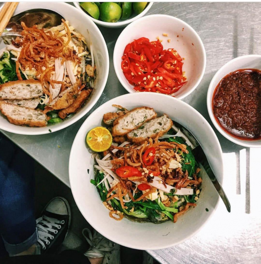Ghé thăm Hà Nội, ăn gì ở ngõ ẩm thực Trung Yên?