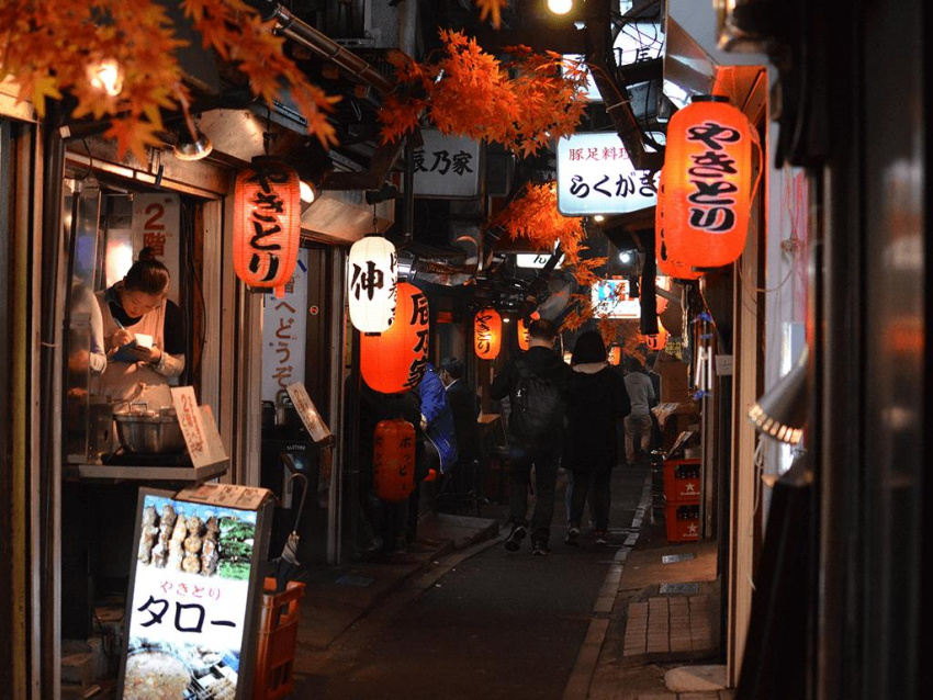 Dạo bước phố ẩm thực đêm Omoide Yokocho