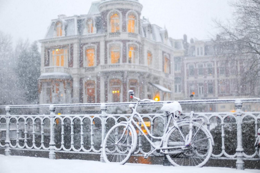 Mùa đông châu Âu huyền diệu trong một màu tuyết trắng