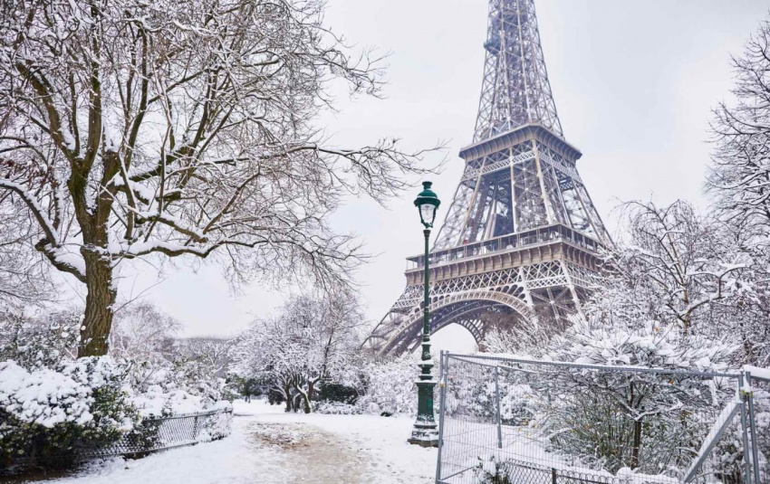 Mùa đông châu Âu huyền diệu trong một màu tuyết trắng