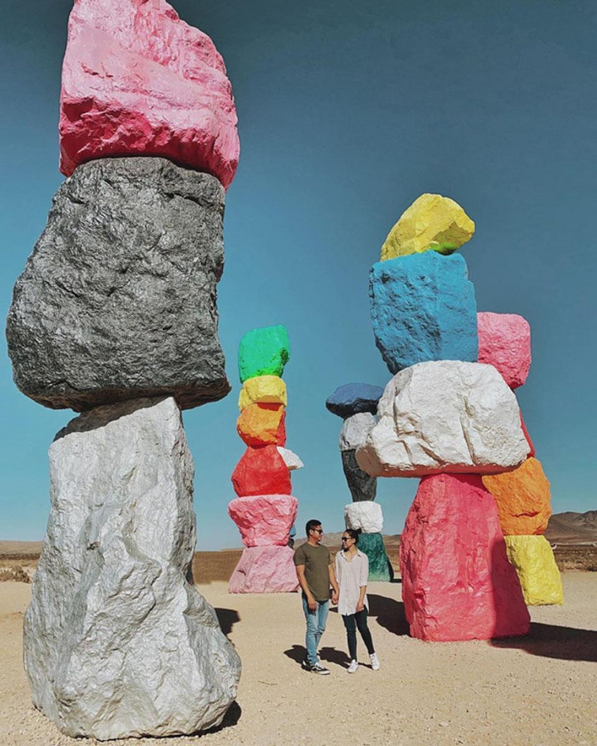 Những cột đá 7 màu cuốn hút giữa sa mạc khô cằn ở Mỹ