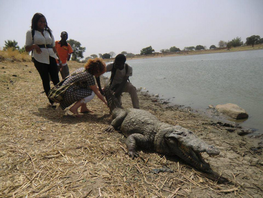 Kỳ lạ ngôi làng sống cùng hàng trăm con cá sấu