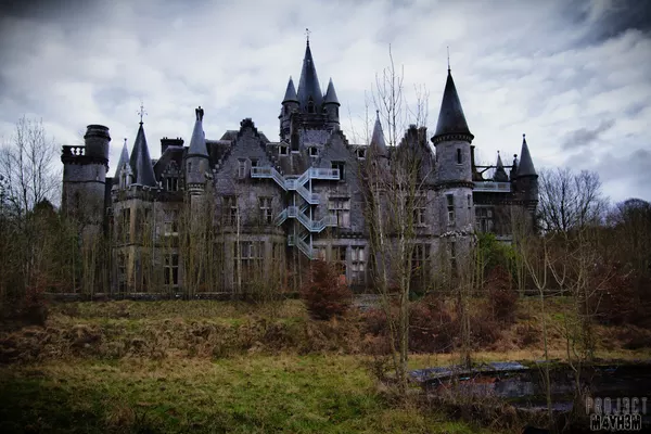 Lâu đài cổ bỏ hoang ở Bỉ: Từ niềm tự hào của giới quý tộc châu Âu đến trại trẻ mồ côi đáng sợ, giờ trở nên hoang tàn rùng rợn