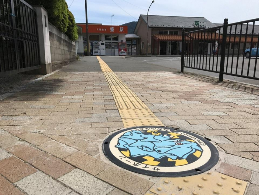 Đường phố Nhật Bản ngập tràn màu sắc những chiếc nắp cống Pokémon