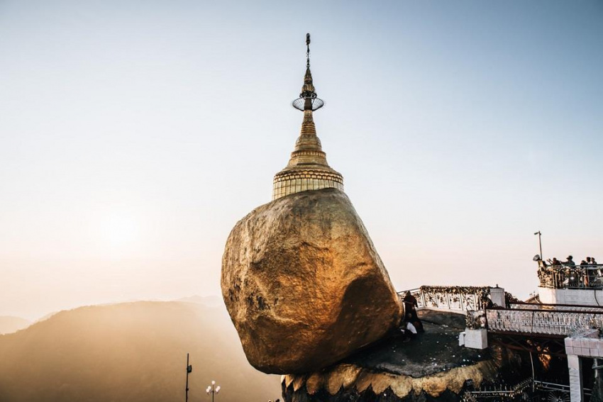 Ngôi chùa trên hòn đá thiêng nghiêng mãi không đổ của Myanmar