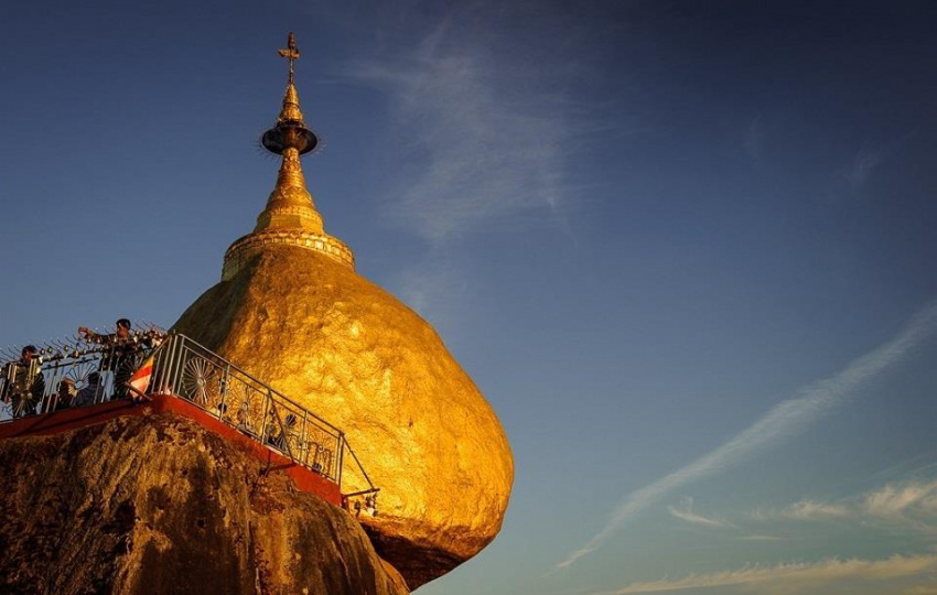 Ngôi chùa trên hòn đá thiêng nghiêng mãi không đổ của Myanmar