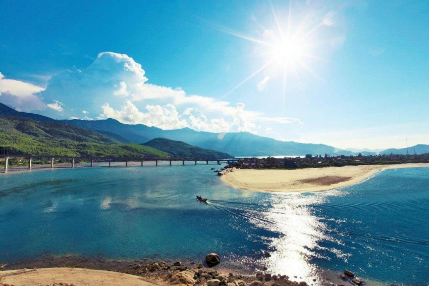 Vẻ đẹp ẩn giấu của biển Lăng Cô, Huế