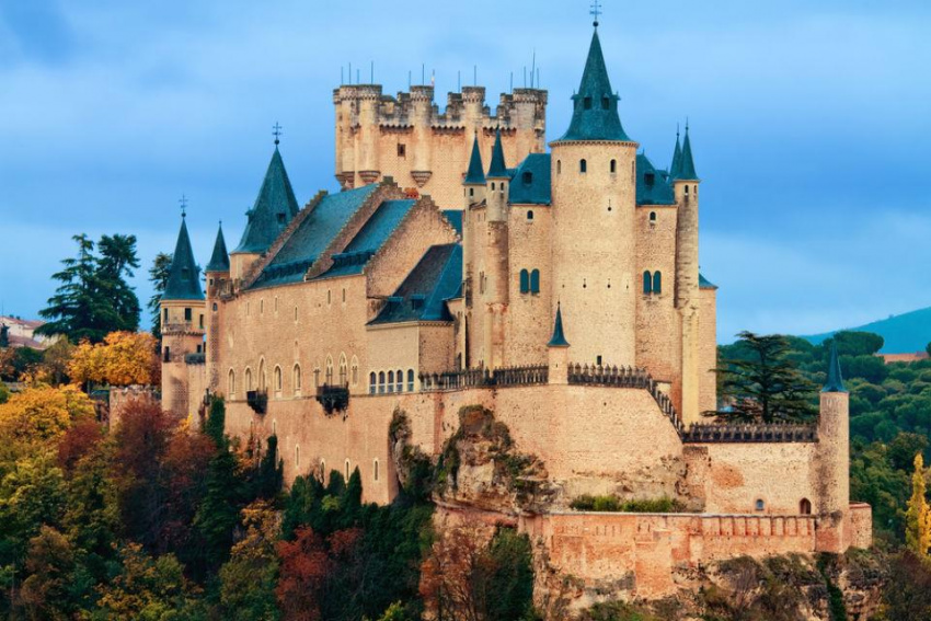 Gọi tên những lâu đài nổi tiếng xinh đẹp trên thế giới
