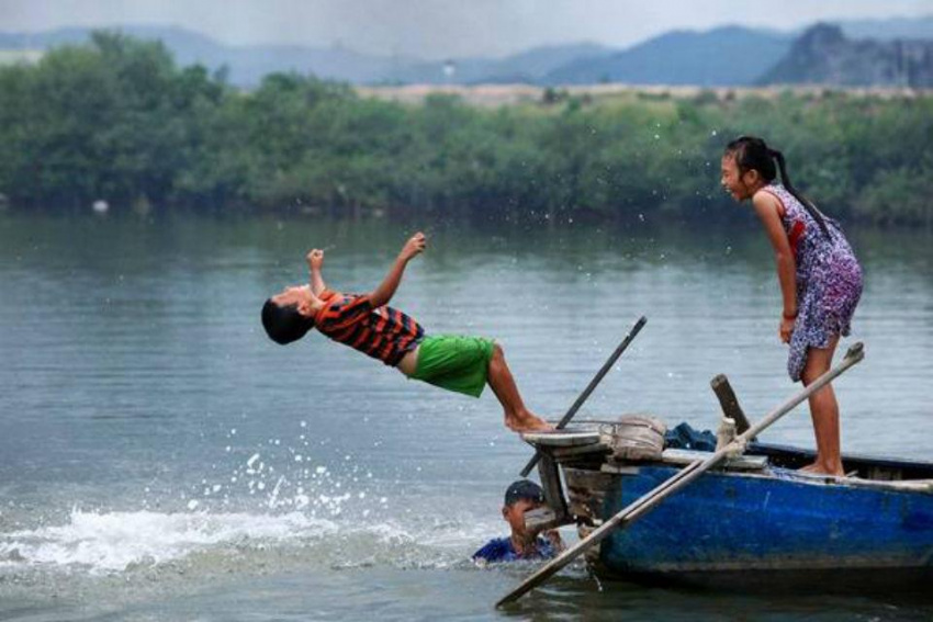 Tìm về với tuổi thơ qua những trò chơi mùa hè ở nông thôn Việt Nam