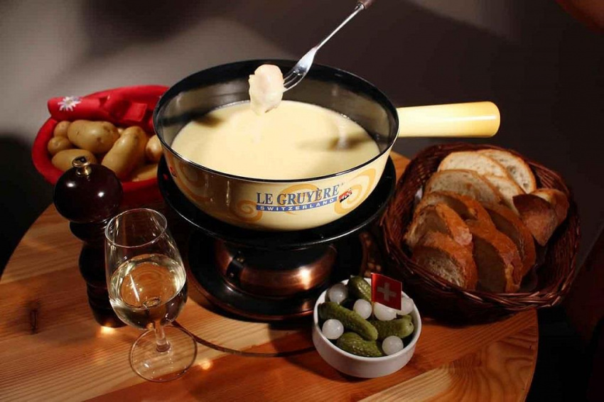 Du lịch Thụy Sĩ đừng quên thử lẩu phô mai Cheese Fondue
