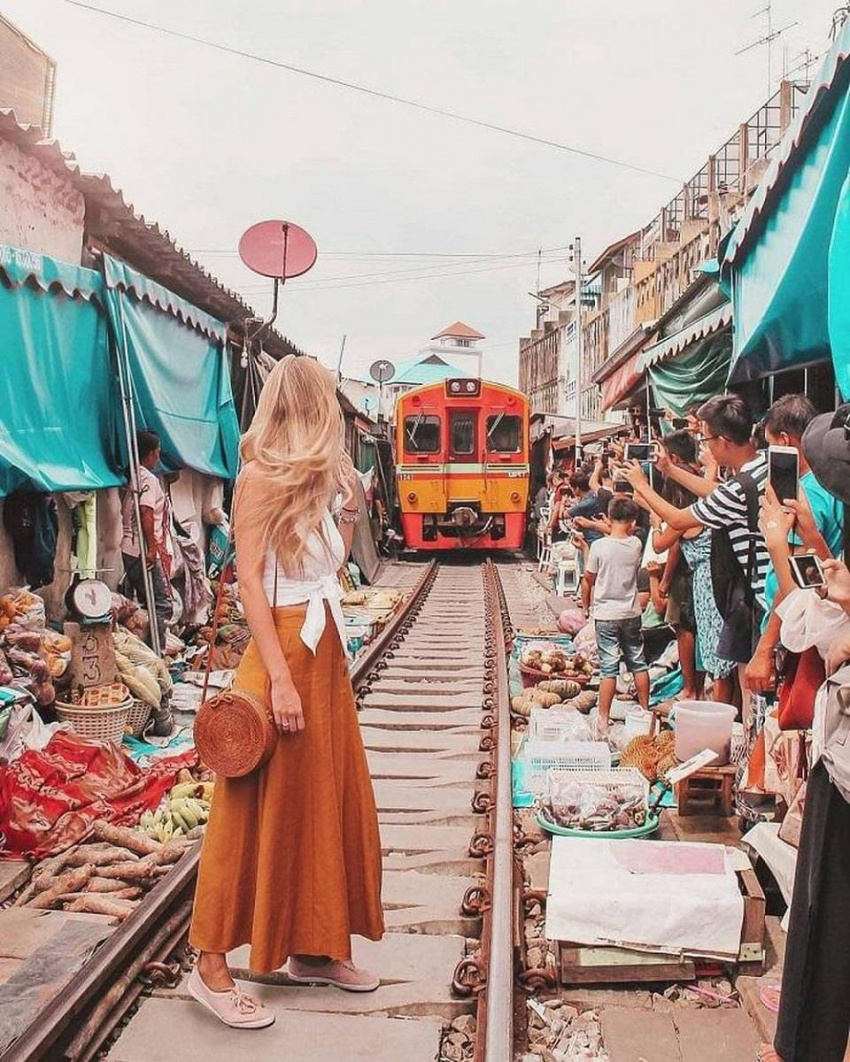 Check in khu chợ cảm giác mạnh ngay trên đường sắt ở Thái Lan