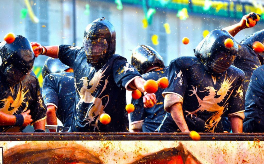 Độc đáo lễ hội ném cam tại Italy