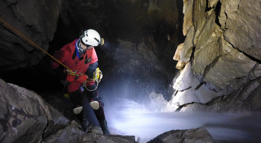 Nằm lòng 6 quy tắc an toàn khi khám phá hang động