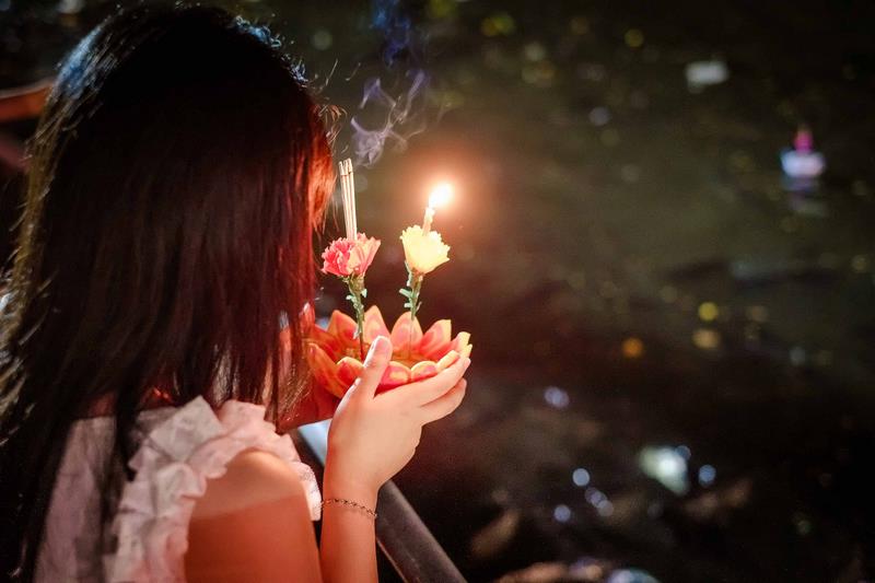 Tháng 11 tham dự lễ hội hoa đăng đẹp như mơ ở Thái Lan