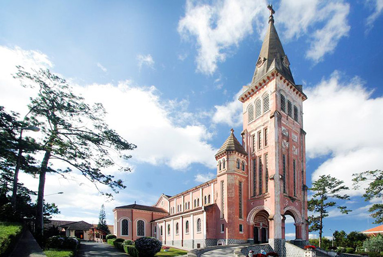 nhà thờ chánh tòa giáo phận – vẻ đẹp cổ kính giữa lòng đà lạt