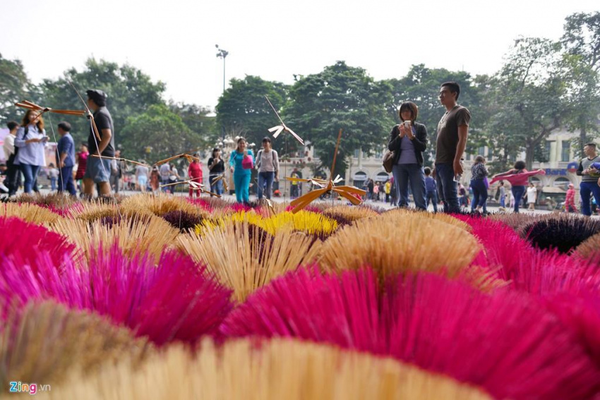 Áo tơi, đồ gốm nhiều màu sắc trên phố đi bộ