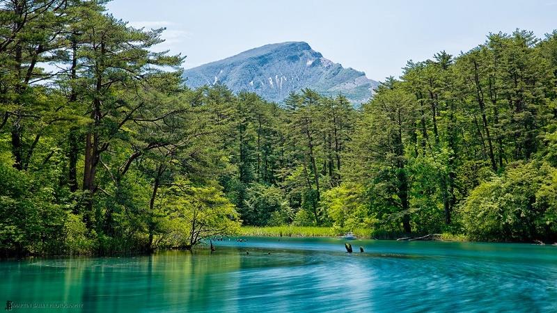Mê hoặc vẻ đẹp kỳ ảo của hồ ngũ sắc ở Nhật Bản