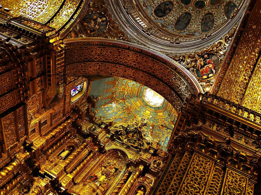 Choáng ngợp trước vẻ lộng lẫy của nhà thờ được dát 7 tấn vàng