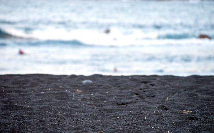 Những bãi biển cát đen ấn tượng nhất thế giới