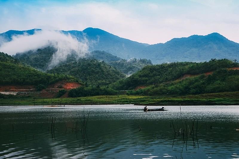 Rời đô thị phồn hoa đi tìm chốn yên bình ở Hồ Tà Đùng