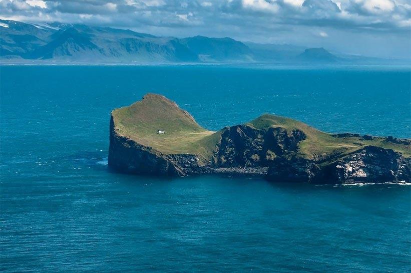 Ngôi nhà cô đơn giữa biển khơi Iceland