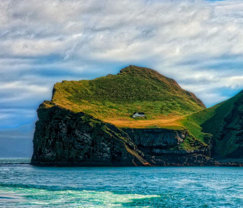 Ngôi nhà cô đơn giữa biển khơi Iceland