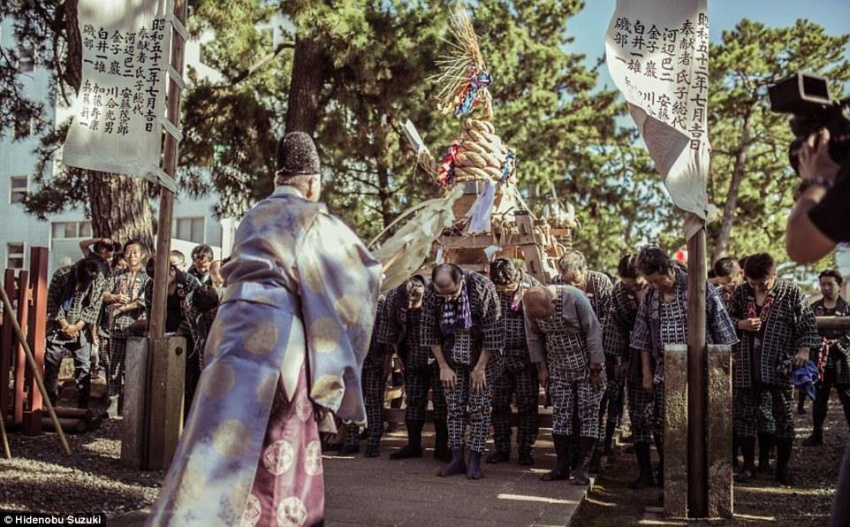 Lễ hội bắn pháo hoa bằng tay không ở Nhật