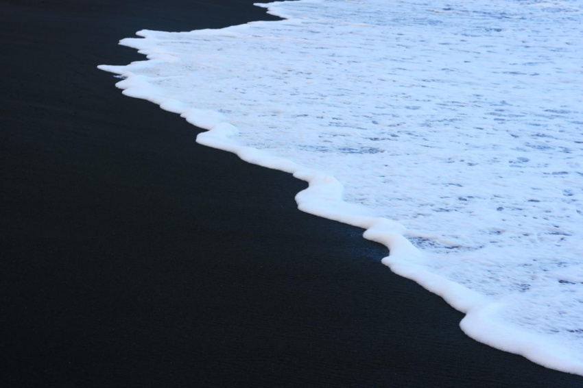 Những bãi biển cát đen lạ kỳ trên thế giới