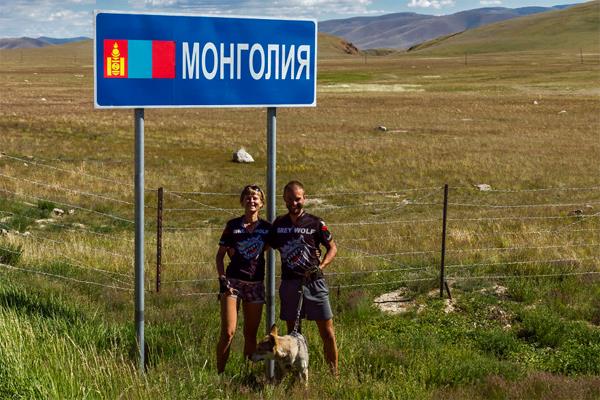 Cặp đôi dắt cún chinh phục Mông Cổ