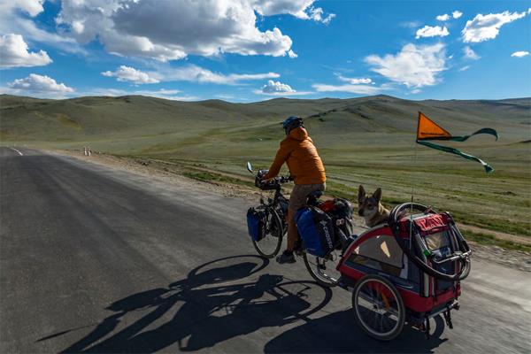 Cặp đôi dắt cún chinh phục Mông Cổ