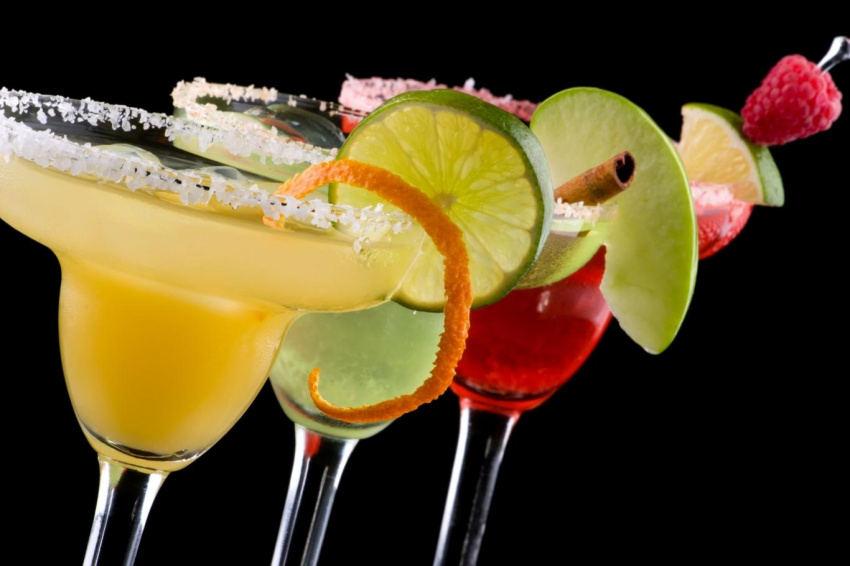Những ly cocktail màu sắc trong quán bar
