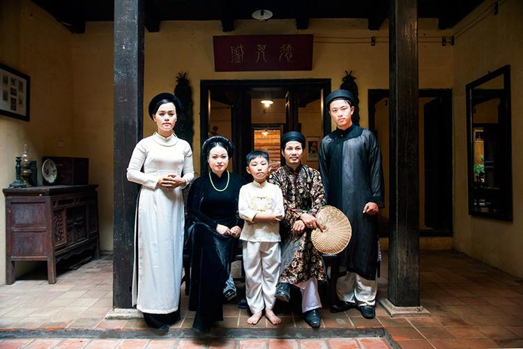 Gia đình trung lưu Hà Nội là biểu tượng cho nền văn minh thượng lưu lâu đời của Thủ đô Hà Nội. Xem bức hình này, bạn sẽ được đắm mình trong không gian cổ kính đầy sang trọng của gia đình Hà thành.