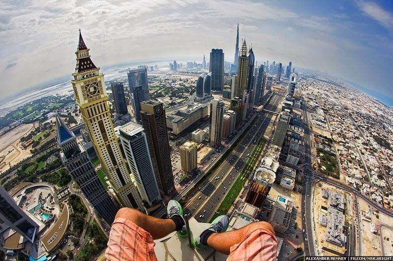 Chụp ảnh tự sướng trên nóc cao ốc ở Dubai