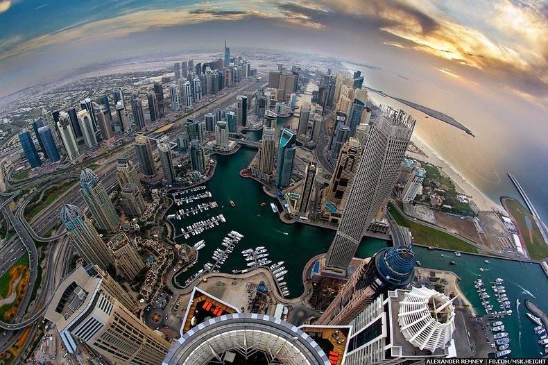 Chụp ảnh tự sướng trên nóc cao ốc ở Dubai