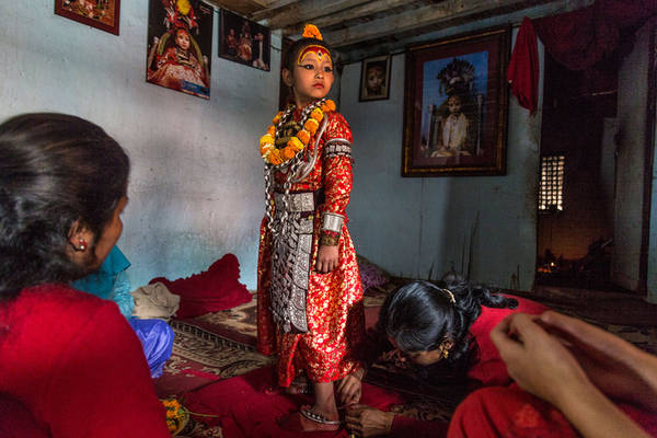 Thánh sống tại Nepal – những đứa trẻ chân không chạm đất