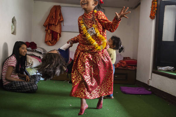 du lịch nepal, người kumari, điểm đến nepal, thánh sống tại nepal – những đứa trẻ chân không chạm đất