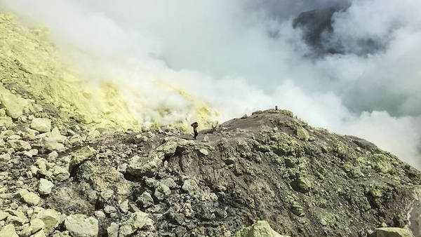 du lịch indonesia, khách sạn indonesia, kinh nghiệm đi indonesia, núi lửa ijen, cuộc sống chật vật của thợ mỏ trên miệng núi lửa ijen