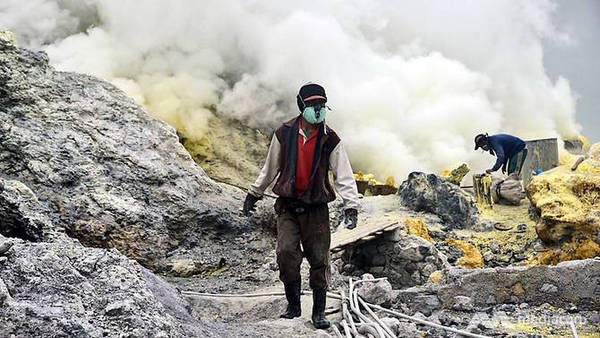 du lịch indonesia, khách sạn indonesia, kinh nghiệm đi indonesia, núi lửa ijen, cuộc sống chật vật của thợ mỏ trên miệng núi lửa ijen