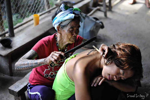 Nữ nghệ nhân 100 tuổi xăm hình bằng tay ở Philippines