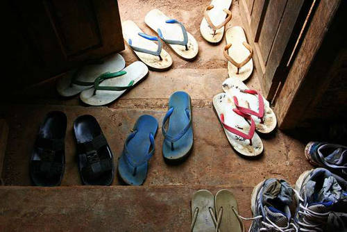 Du khách ngồi tù một tháng vì đi giày trong chùa Myanmar