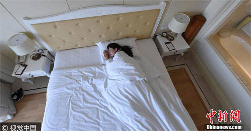khách sạn, cuộc sống của cô gái chuyên ngủ thuê cho các khách sạn