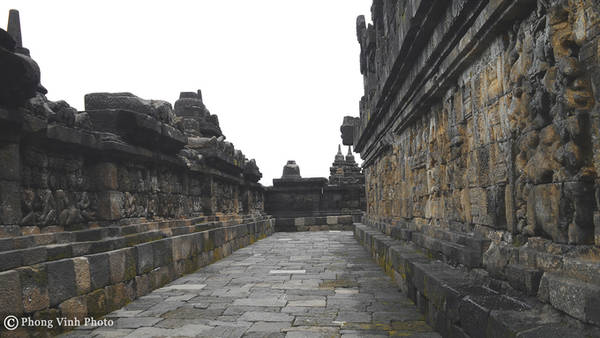 du lịch indonesia, khách sạn indonesia, kinh nghiệm đi indonesia, hơn 50 tượng không đầu ở đền phật giáo lớn nhất thế giới