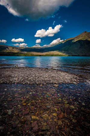 công viên glacier, du lịch mỹ, hồ mcdonald, điểm đến mỹ, hồ nước chứa hàng triệu viên sỏi 7 sắc cầu vồng