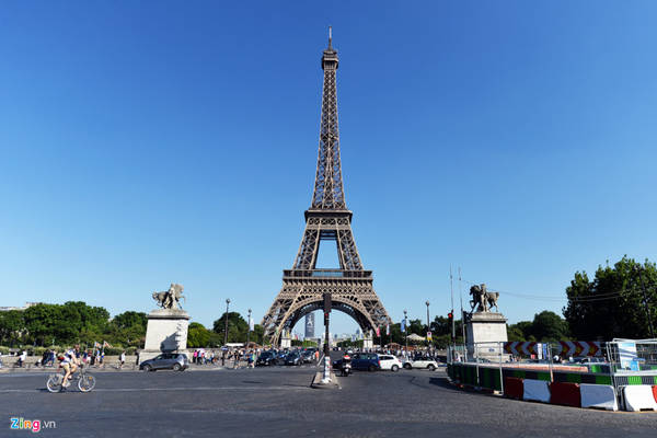 Nằm lăn dưới tháp Eiffel, đùa với chim ở nhà thờ Đức Bà Paris