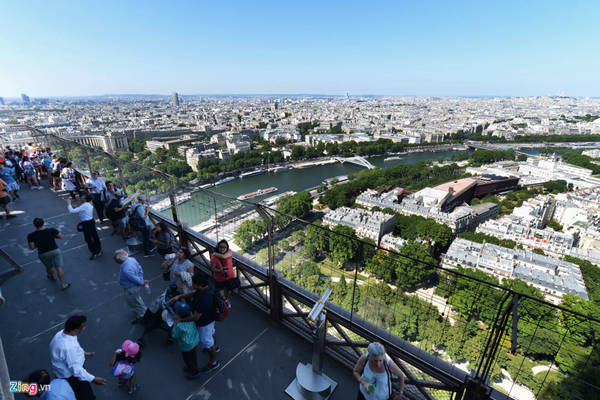du lịch paris, du lịch pháp, nhà thờ đức bà paris, tham quan paris, tháp eiffel, điểm đến paris, nằm lăn dưới tháp eiffel, đùa với chim ở nhà thờ đức bà paris