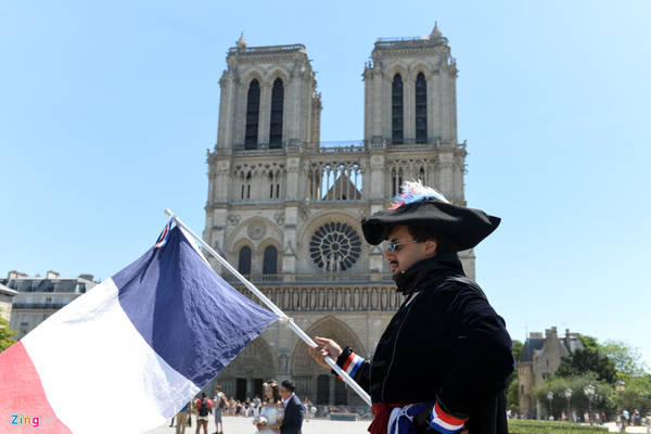 du lịch paris, du lịch pháp, nhà thờ đức bà paris, tham quan paris, tháp eiffel, điểm đến paris, nằm lăn dưới tháp eiffel, đùa với chim ở nhà thờ đức bà paris