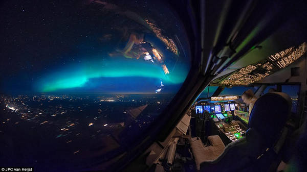 khung cảnh huyền ảo của trái đất nhìn từ buồng lái máy bay