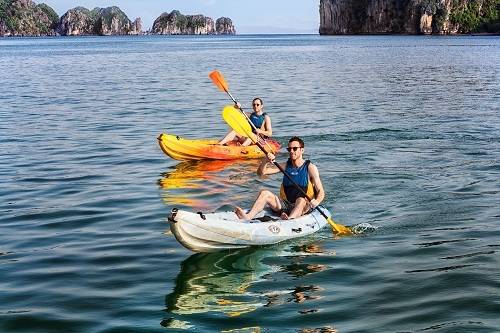 Quảng Ninh dừng dịch vụ chèo kayak trên vịnh Hạ Long
