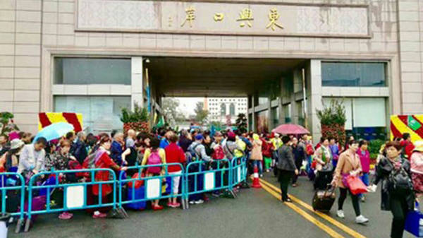 Khách Trung Quốc tăng đột biến dịp cuối tuần tại Quảng Ninh