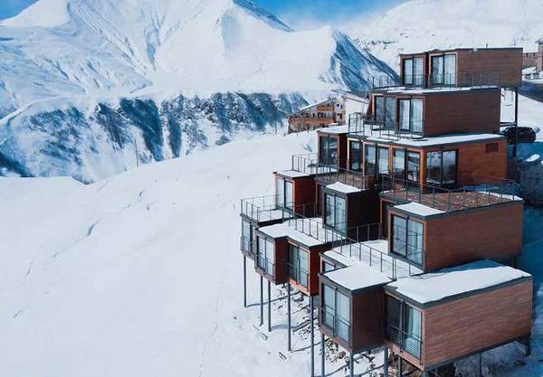 cộng hòa georgia, khách sạn, khách sạn container, khách sạn quadrum, đỉnh núi gudauri, khách sạn container tuyệt đẹp trên đỉnh núi tuyết